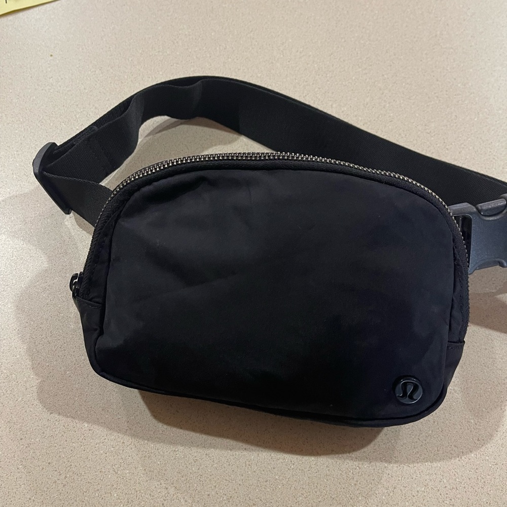 Lululemon Everywhere Belt Bag